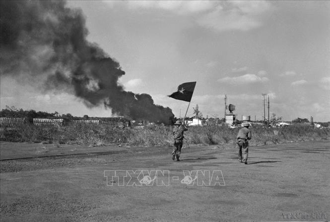 Quân Giải phóng tiến vào sân bay Hòa Bình ở thị xã Buôn Ma Thuột (3/1975). Ảnh: TTXVN 