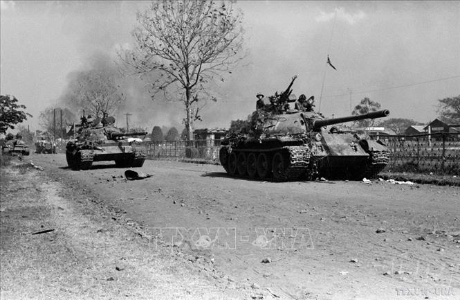Các đơn vị bộ binh, xe tăng, cơ giới tiến vào giải phóng Buôn Ma Thuột (tháng 3/1975). Ảnh: TTXVN
