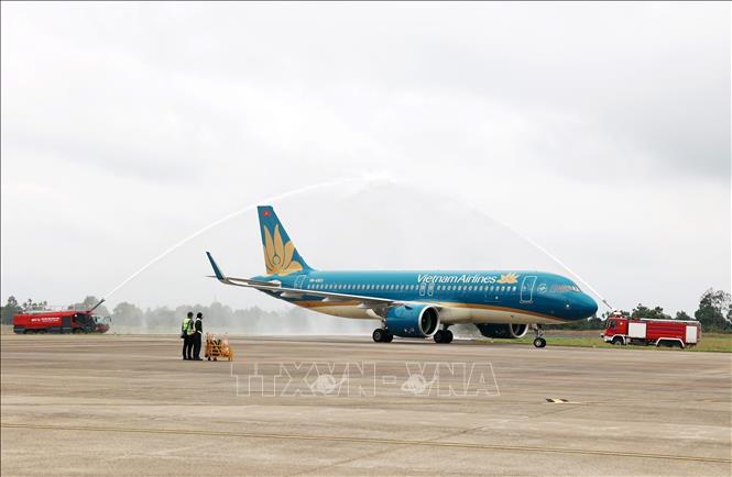 Chuyến bay của hãng Vietnam Airlines số hiệu VN1603 tuyến Hà Nội - Buôn Ma Thuột chở theo 112 hành khách là đoàn khách đầu tiên của tỉnh Đắk Lắk trong năm mới 2025. Ảnh: Hoài Thu – TTXVN