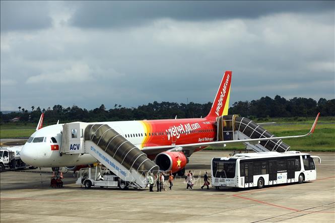 Máy bay của hãng hàng không Vietjet đưa đón khách tại sân bay Buôn Ma Thuột. Ảnh: Huy Hùng - TTXVN
