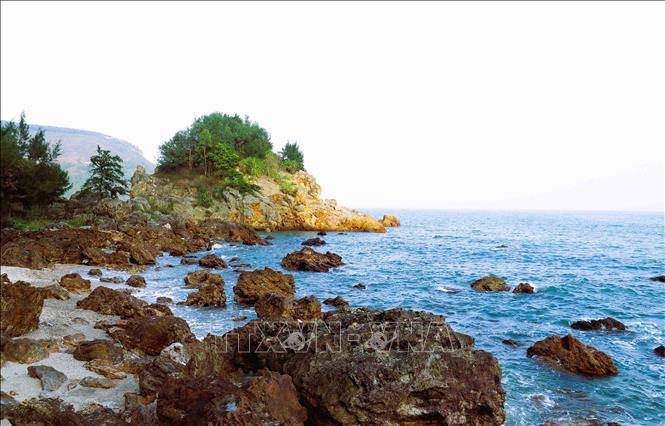 Biển Quỳnh có nhiều dải núi đá mang hình dáng khác nhau, vươn mình ra biển khơi tạo nên địa hình, địa mạo và cảnh quan biển, rừng, núi khá độc đáo. Ảnh: Xuân Tiến - TTXVN 