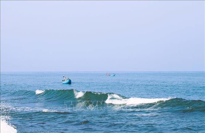 Ngư dân làng biển các xã ven biển Quỳnh khai thác hải sản ven bờ. Ảnh: Xuân Tiến - TTXVN 