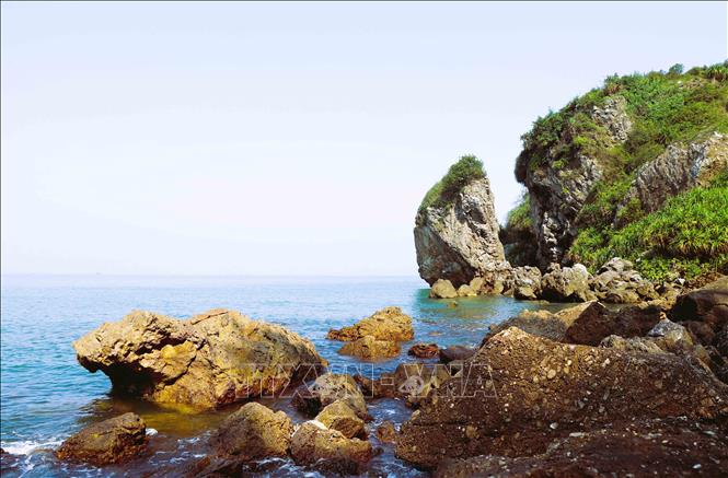 Những mũi đá có hình khối, đường nét khác nhau đang nhô ra biển tạo nên vẻ đẹp đặc trưng của biển Quỳnh. Ảnh: Xuân Tiến - TTXVN 