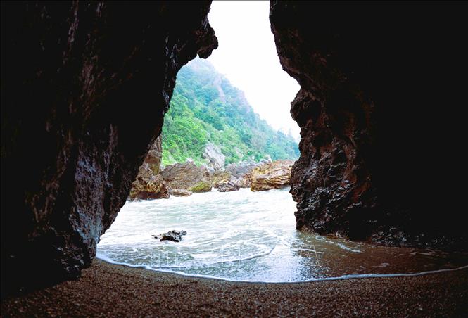 Dưới chân núi núi Rồng có nhiều ngóc ngách, hang động mang vẻ đẹp nguyên sơ được hình thành do kiến tạo địa chất, nước biển xâm thực, phong hoá. Ảnh: Xuân Tiến - TTXVN 