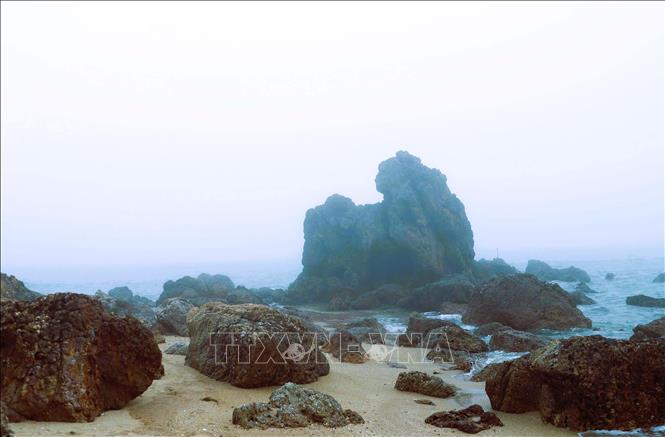 Khu vực quanh “mũi Rồng” có nhiều tảng đá mang hình thù những con thú đang nằm, ngồi canh giữ cửa biển lạch Quèn. Ảnh: Xuân Tiến - TTXVN 