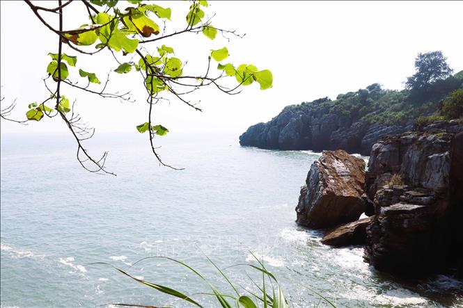 Dải núi đá mang hình một chiếc móng Rồng vươn ra biển. Ảnh: Xuân Tiến - TTXVN 