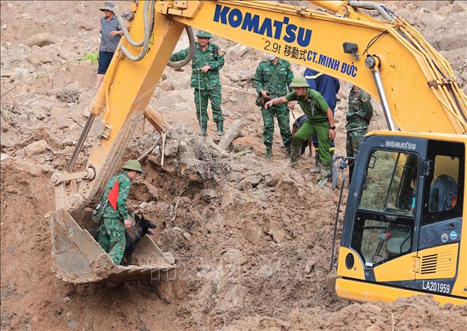 Lực lượng công an luôn có mặt tại tuyến đầu, phối hợp với các lực lượng khác tìm kiếm nạn nhân đang bị mất tích do bão lũ (ảnh chụp tại thôn Làng Nủ, xã Phúc Khánh, huyện Bảo Yên, tỉnh Lào Cai). Ảnh: Hoàng Hiếu - TTXVN