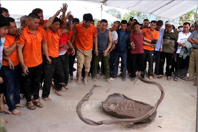 Các pháo thủ ra pháo. Ảnh: Mạnh Tú - TTXVN