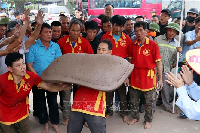 Các pháo thủ chuẩn bị ra pháo. Ảnh: Mạnh Tú - TTXVN
