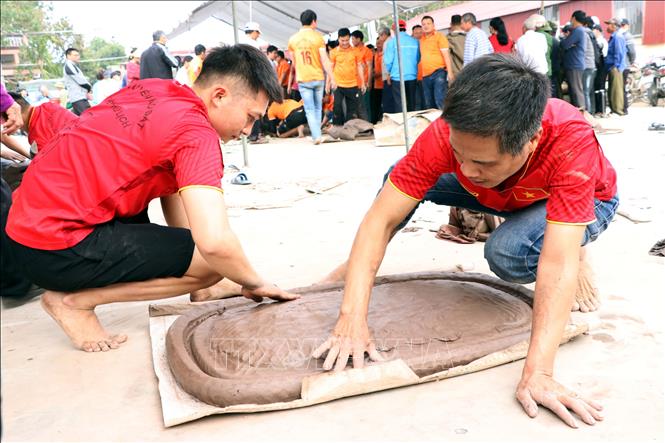 Các pháo thủ làm pháo. Ảnh: Mạnh Tú - TTXVN