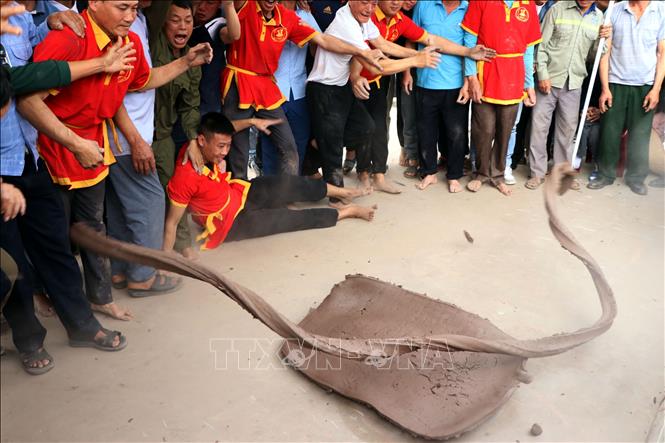Màn ra pháo hấp dẫn người xem. Ảnh: Mạnh Tú - TTXVN