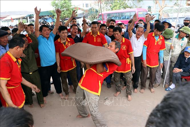 Các pháo thủ chuẩn bị ra pháo. Ảnh: Mạnh Tú - TTXVN
