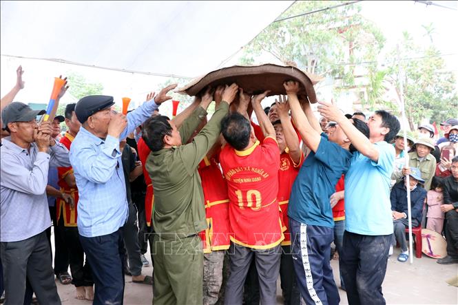 Các pháo thủ chuẩn bị ra pháo. Ảnh: Mạnh Tú - TTXVN