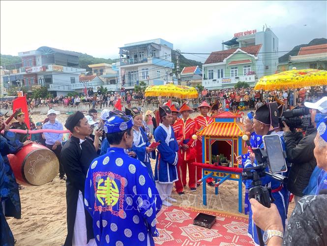 Nghi thức tế lễ của lễ hội Cầu ngư ở xã Nhơn Hải (Quy Nhơn, Bình Định). Ảnh: Sỹ Thắng-TTXVN