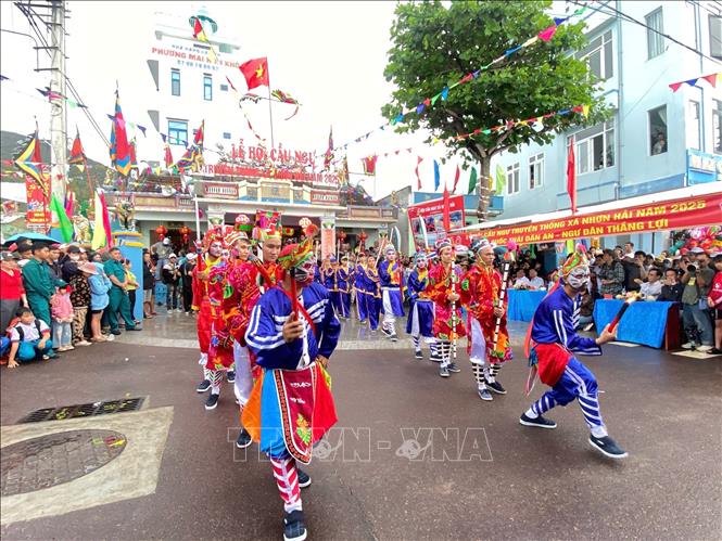 Nghi thức tế lễ của lễ hội Cầu ngư ở xã Nhơn Hải (Quy Nhơn, Bình Định). Ảnh: Sỹ Thắng-TTXVN