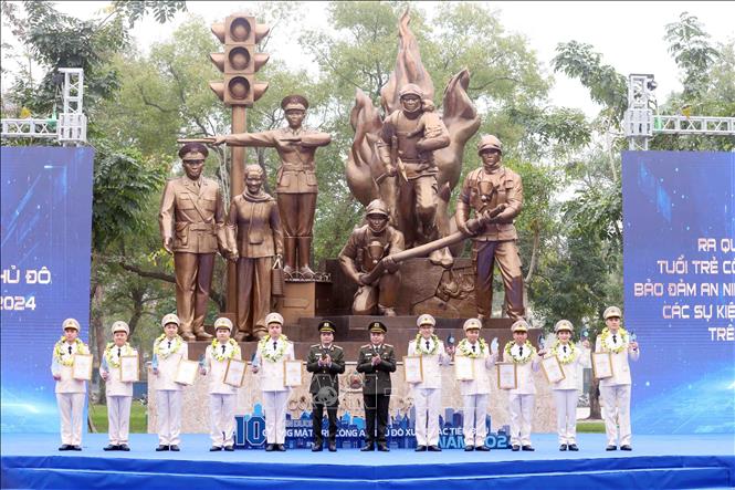 Thiếu tướng Đặng Hồng Đức, Thứ trưởng Bộ Công an và Thiếu tướng Nguyễn Thanh Tùng, Giám đốc Công an thành phố Hà Nội trao Giải thưởng cho 10 