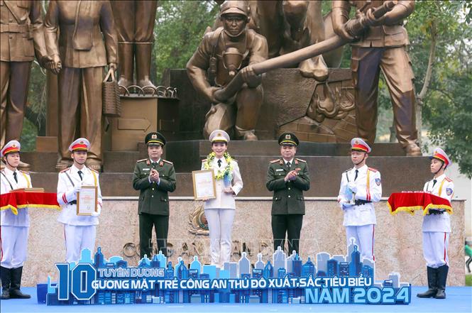 Thiếu tướng Đặng Hồng Đức, Thứ trưởng Bộ Công an và Thiếu tướng Nguyễn Thanh Tùng, Giám đốc Công an thành phố Hà Nội trao Giải thưởng 