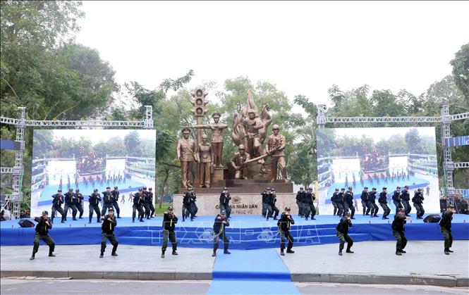 Chương trình biểu diễn võ thuật với chủ đề “Khát vọng cống hiến - Lẽ sống thanh niên”. Ảnh: Phạm Kiên - TTXVN