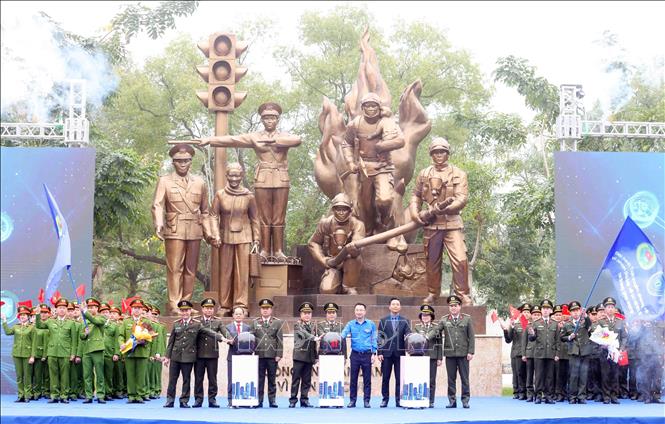 Các đại biểu thực hiện nghi thức ra quân triển khai đợt cao điểm tuổi trẻ Công an Thủ đô xung kích tham gia bảo đảm an ninh, trật tự Đại hội Đảng bộ các cấp, các sự kiện cấp quốc gia, hội nghị quốc tế trên địa bàn Thủ đô năm 2025. Ảnh: Phạm Kiên – TTXVN