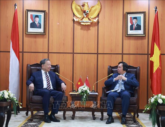 Party General Secretary To Lam meets Speaker of the House of Regional Representatives of Indonesia Sultan Bachtiar Najamudin. VNA Photo: Thống Nhất