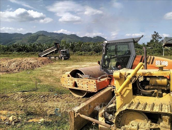 Máy móc, vật tư phục vụ thi công đường đã được nhà thầu tập kết tại khu vực thuộc xã Sơn Lâm, huyện Khánh Sơn. Ảnh: TTXVN phát