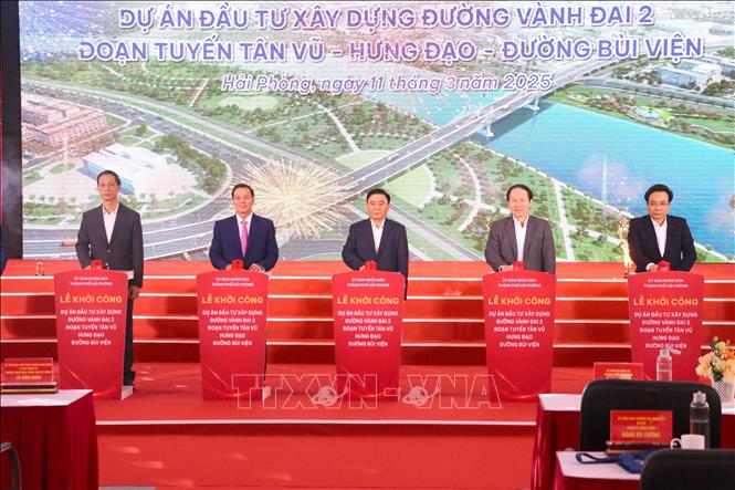 Đồng chí Trần Cẩm Tú, Ủy viên Bộ Chính trị, Thường trực Ban Bí thư cùng lãnh đạo thành phố Hải Phòng nhấn nút khởi công dự án vành đai 2. Ảnh: Hoàng Ngọc - TTXVN