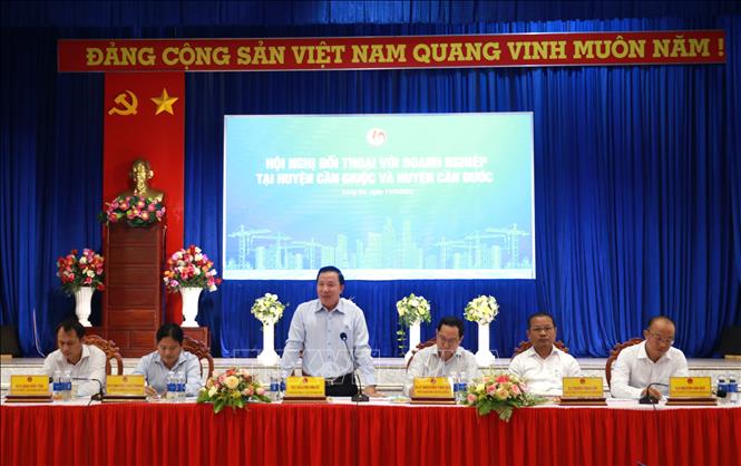 Chủ tịch UBND tỉnh Long An Nguyễn Văn Út phát biểu tại buổi đối thoại. Ảnh: Bùi Giang - TTXVN