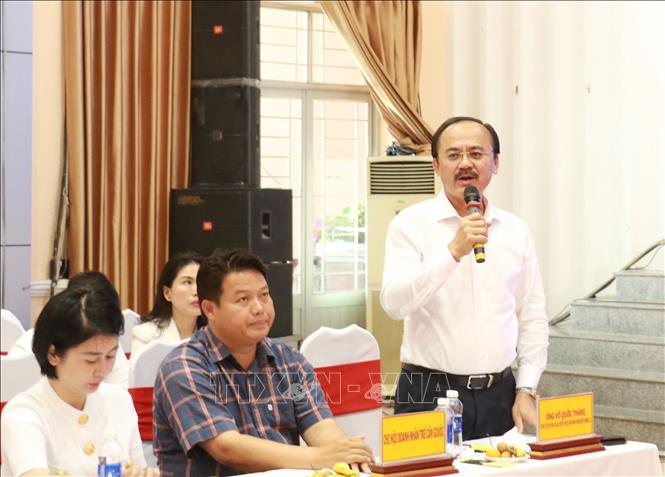 Chủ tịch Tập đoàn Đồng Tâm Võ Quốc Thắng phát biểu ý kiến tại buổi đối thoại. Ảnh: Bùi Giang - TTXVN