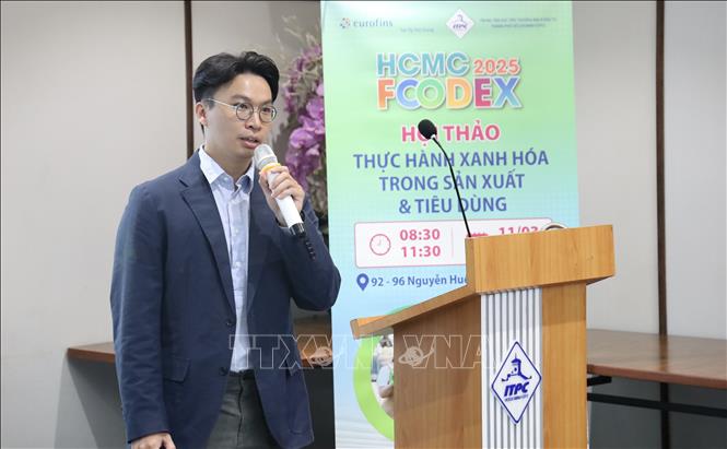 Tiến sĩ Đặng Thanh Tú, Trưởng phòng dịch vụ phát triển bền vững Eurofins Sắc Ký Hải Đăng thông tin về xu hướng sản xuất xanh. Ảnh: Xuân Anh - TTXVN 