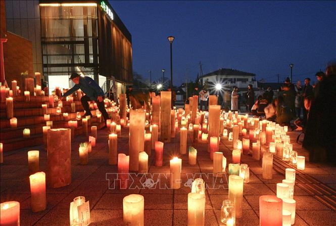 Người dân thắp nến tưởng niệm các nạn nhân trong thảm họa động đất - sóng thần 2011, tại thị trấn Futaba, tỉnh Fukushima, Nhật Bản, ngày 10/3/2025. Ảnh: Kyodo/TTXVN