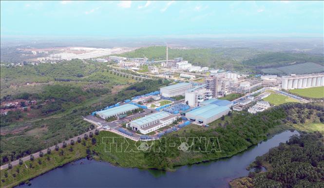 Toàn cảnh nhà máy Alumin Nhân Cơ, một trong 2 dự án thì điểm của cả nước trong khai thác bô xít, chế biến alumin do Tập đoàn Công nghiệp Than – Khoáng sản Việt Nam đầu tư, xây dựng tại xã Nhân Cơ, huyện Đắk R’lấp, tỉnh Đắk Nông. Ảnh: TTXVN phát