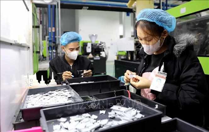 Công nhân Công Ty TNHH Nhựa Cotec (Khu công nghiệp Phúc Khánh, thành phố Thái Bình) sản xuất các sản phẩm. Ảnh: Thế Duyệt - TTXVN