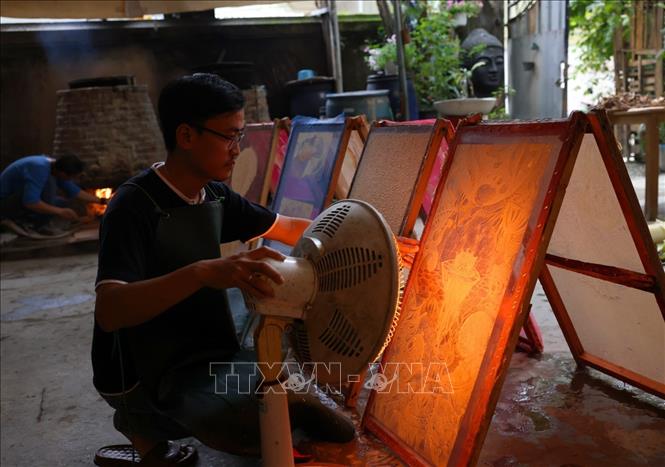 Tranh Trúc Chỉ trên khuôn xeo được đem phơi ngoài nắng hoặc có thể sấy khô. Ảnh: Phạm Hậu - TTXVN