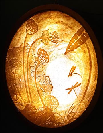 Từ quy trình làm giấy theo cách thủ công kế thừa truyền thống kết hợp kỹ thuật tạo và sử dụng áp lực nước cùng các nguyên lý trong nghệ thuật đồ họa đã tạo nên một hệ thống lớp lang, sắc độ và sắc nhị tinh tế cho các tác phẩm tranh đầy khác biệt, đặc trưng mà chỉ tranh Trúc Chỉ mới có. Ảnh: Phạm Hậu - TTXVN