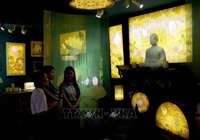 Nếu như Washi (Hòa chỉ) là từ để chỉ giấy thủ công của người Nhật, Hanji (Hàn chỉ) là từ để chỉ giấy thủ công của người Hàn (không chỉ cụ thể một loại nguyên liệu nào), thì Trúc Chỉ là từ để định danh một loại hình giấy nghệ thuật - nghệ thuật giấy mới của người Việt. Ảnh: Phạm Hậu - TTXVN