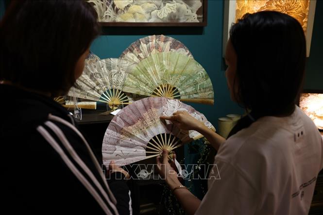 Nghệ thuật Trúc Chỉ không những có khả năng thích ứng cao với nghệ thuật thị giác, mà còn với cả nghệ thuật ứng dụng. Ảnh: Phạm Hậu - TTXVN