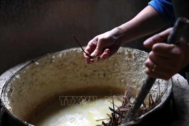 Tre được bỏ vỏ, chẻ thành từng mảnh, ngâm vào nước vôi rồi đưa vào lò nấu khoảng 12 tiếng liên tục, sau đó mới cho vào máy nghiền thành bột khoảng 4 –8 tiếng. Ảnh: Phạm Hậu - TTXVN