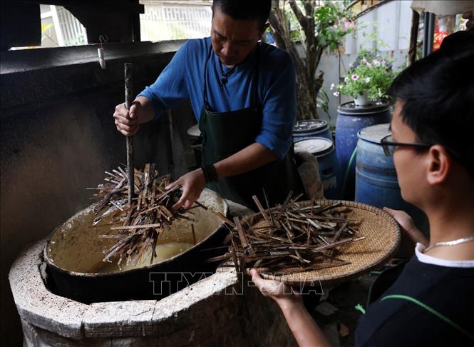 Tùy theo nguyên liệu là tre, bã mía hay bèo tây…mà người họa sĩ sẽ tính thời gian đun cho hợp lý. Ảnh: Phạm Hậu - TTXVN