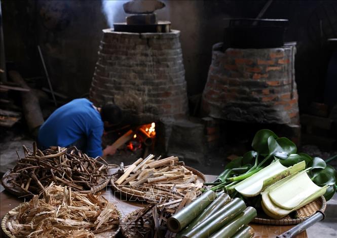 Các loại nguyên liệu làm tranh Trúc Chỉ từ tre, bã mía, bèo, bẹ chuối, thân ngô…được chuẩn bị để đưa vào lò nấu. Ảnh: Phạm Hậu - TTXVN
