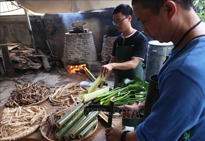 Các loại nguyên liệu làm tranh Trúc Chỉ như tre, bã mía, bèo, bẹ chuối, thân ngô…được chẻ nhỏ để đưa vào lò nấu trong nhiều giờ, theo từng loại nguyên liệu trước khi nghiền thành bột cho nhuyễn. Ảnh: Phạm Hậu - TTXVN
