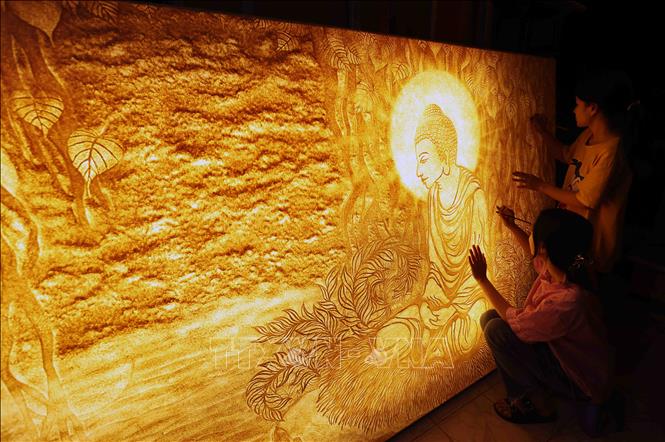 Các họa sĩ tỉ mỉ từng thao tác để hoàn thiện tác phẩm tranh Trúc Chỉ độc đáo. Ảnh: Vũ Sinh - TTXVN