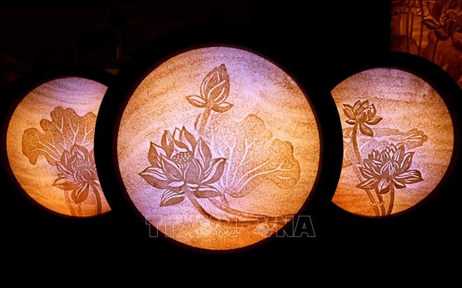 Tranh Trúc Chỉ là sự giao thoa, hòa quyện và tiếp nối giữa quá khứ với hiện tại, mang những giá trị mới nhưng vẫn lưu giữ được những nét đẹp truyền thống của dân tộc. Ảnh: Vũ Sinh - TTXVN