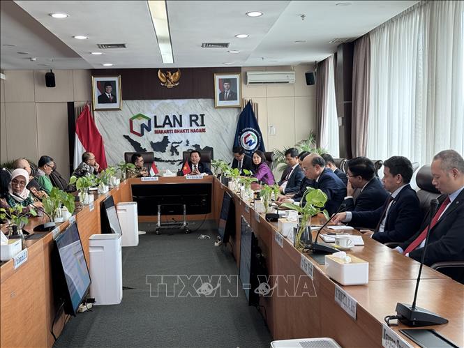 Đồng chí Nguyễn Xuân Thắng gặp Chủ tịch Viện Hành chính Công Quốc gia Indonesia (NIPA), Tiến sĩ Muhammad Taufiq. Ảnh: Đỗ Quyên - PV TTXVN tại Indonesia