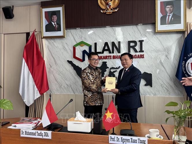 Đồng chí Nguyễn Xuân Thắng tặng Chủ tịch Viện Hành chính Công Quốc gia Indonesia, Tiến sĩ Muhammad Taufiq sách của cố Tổng Bí thư Nguyễn Phú Trọng. Ảnh: Đỗ Quyên - PV TTXVN tại Indonesia