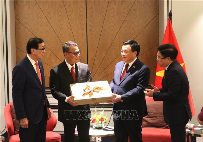 Đồng chí Nguyễn Xuân Thắng tặng quà lưu niệm cho đại diện đảng Dân chủ đấu tranh (PDI-P). Ảnh: Văn Phong - PV TTXVN tại Jakarta