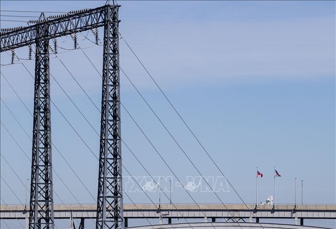Đường dây điện nối từ trạm thủy điện Sir Adam Beck ở Niagara Falls, Ontario, Canada, ngày 10/3/2025. Ảnh: THX/TTXVN