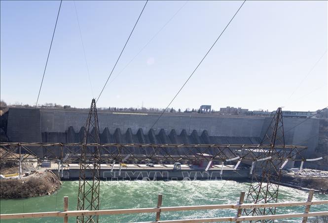 Đường dây điện nối từ trạm thủy điện Sir Adam Beck của Canada với nhà máy điện Robert Moses Niagara của Mỹ, tại Niagara Falls, Ontario, Canada, ngày 10/3/2025. Ảnh: THX/TTXVN