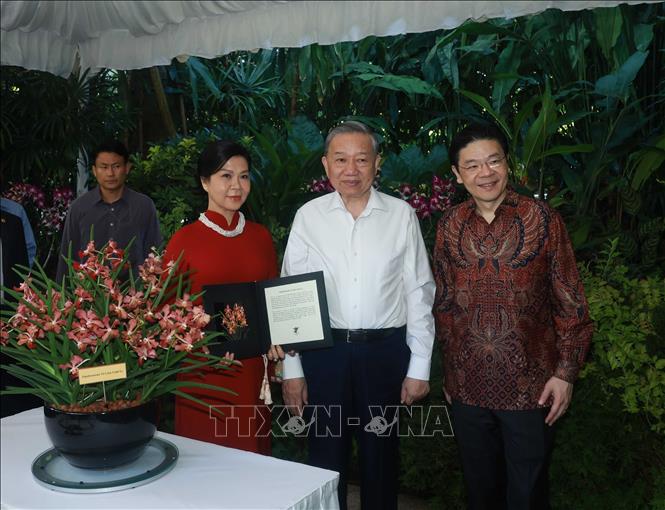Party General Secretary To Lam and his spouse Ngo Phuong Ly during the ceremony at the Singapore Botanic Gardens on March 12. VNA Photo: Thống Nhất