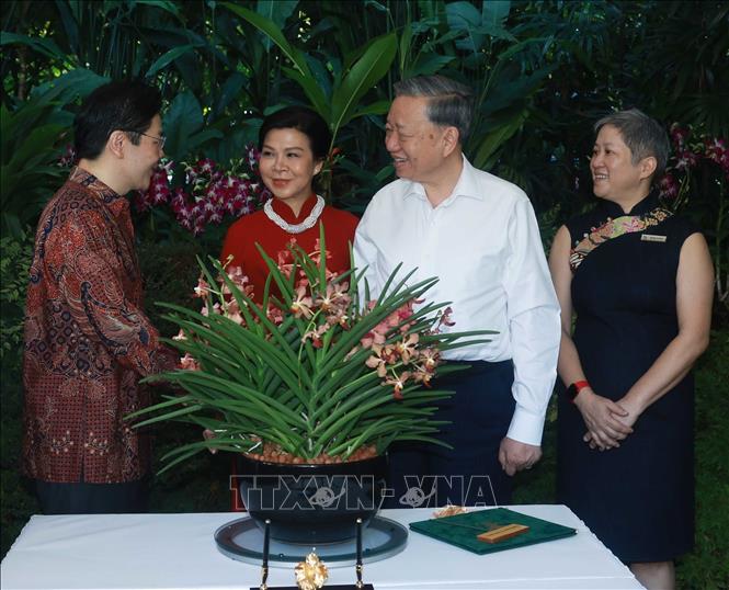 Party General Secretary To Lam and his spouse Ngo Phuong Ly during the ceremony at the Singapore Botanic Gardens on March 12. VNA Photo: Thống Nhất
