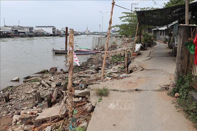Hiện trạng sạt lở bờ sông Cái Bè (Tiền Giang). Ảnh: Minh Trí - TTXVN